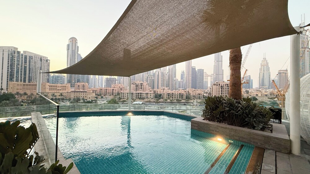 DAMAC Suites by Hostiva – Burj & Fountain
