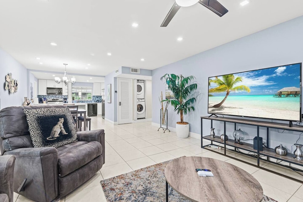 Beach, Pool; Las Olas Getaway
