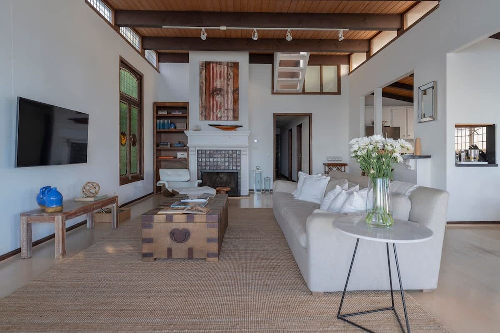 Malibu Retreat w Beach Access and Ocean View