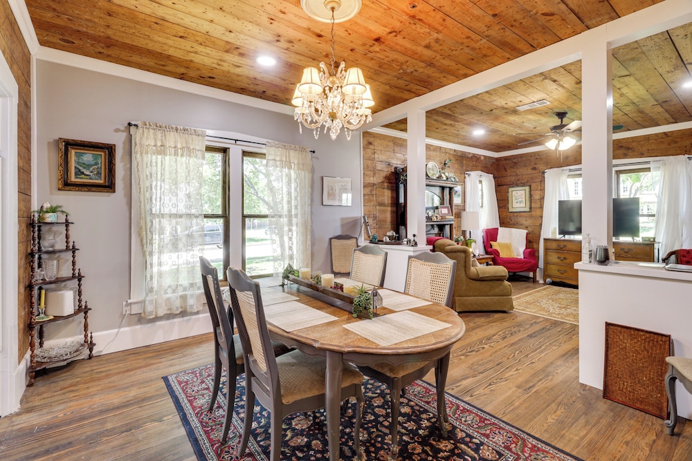 1925 Craftsman Bungalow - 1 Mi to Dtwn Waxahachie!