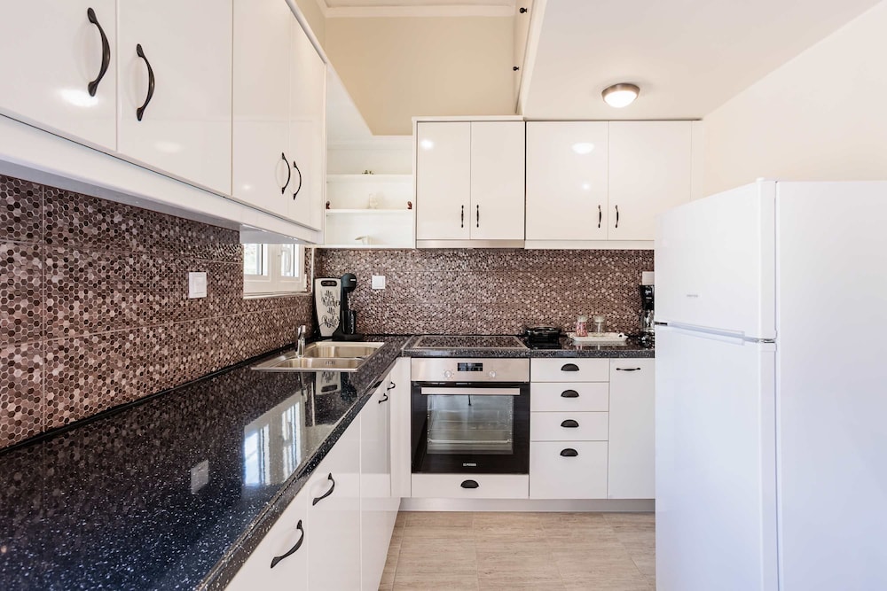 Seaview Serenity - Beachside Getaway