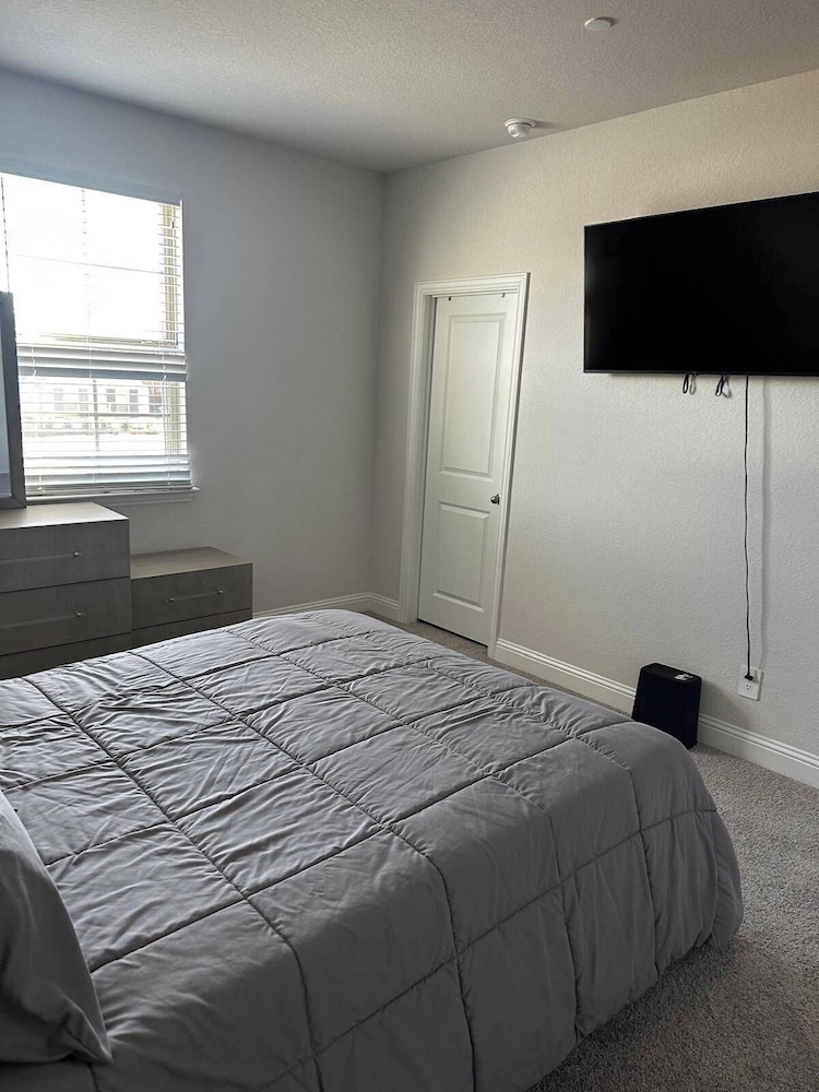 Spacious 2Br w/ Fireplace - Sleeps 4 - Bbq - Lake