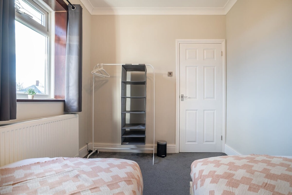Stylish 3 Bed House-free Parking