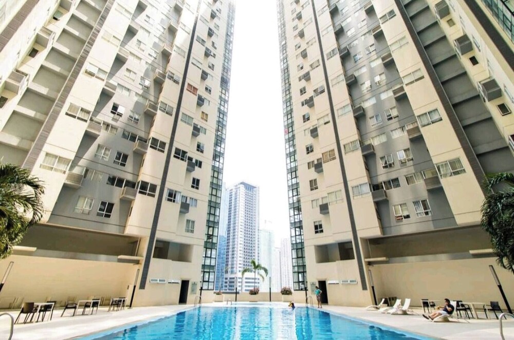 L1 Twin Bed Staycation in Bonifacio Global City