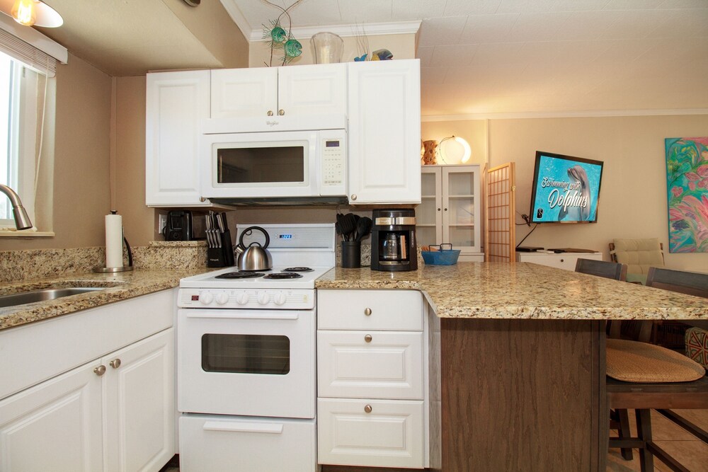 Tropic Terrace #45 - Beachfront Rental 1 Bedroom Condo by RedAwning view 5