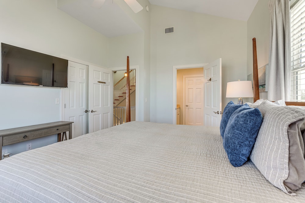 Walk to Ocean: Beach House w/ Pool in Port St Joe!