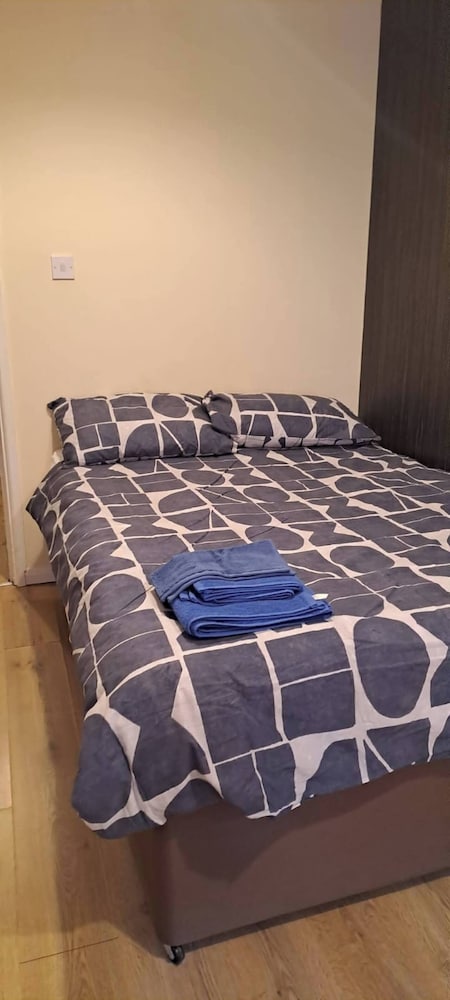 Room-charming Leicester Guest Room With