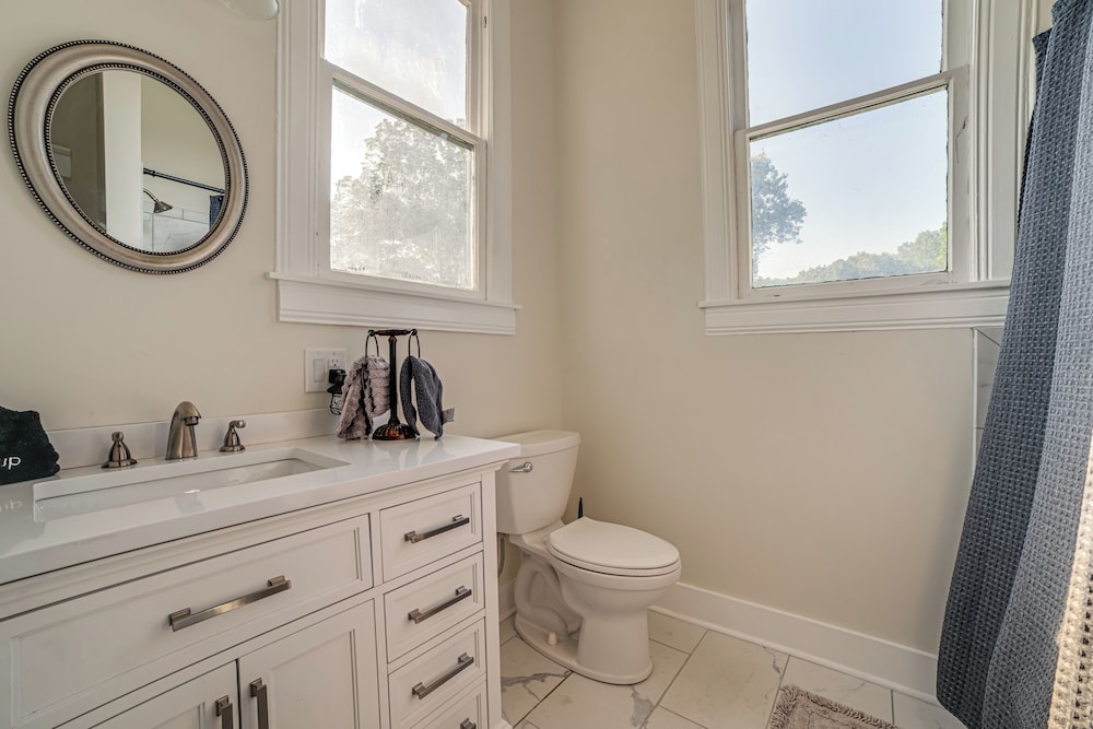9 Mi to Kentucky Lake: Spacious Victorian Home!