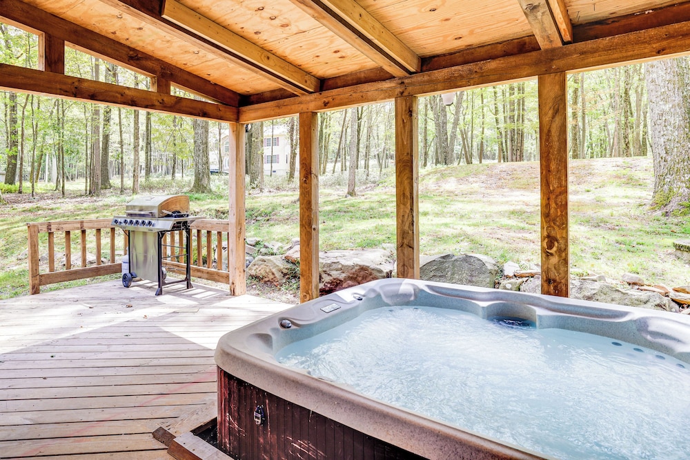 Long Pond Log Cabin w/ Hot Tub Soaks & Outdoor Fun