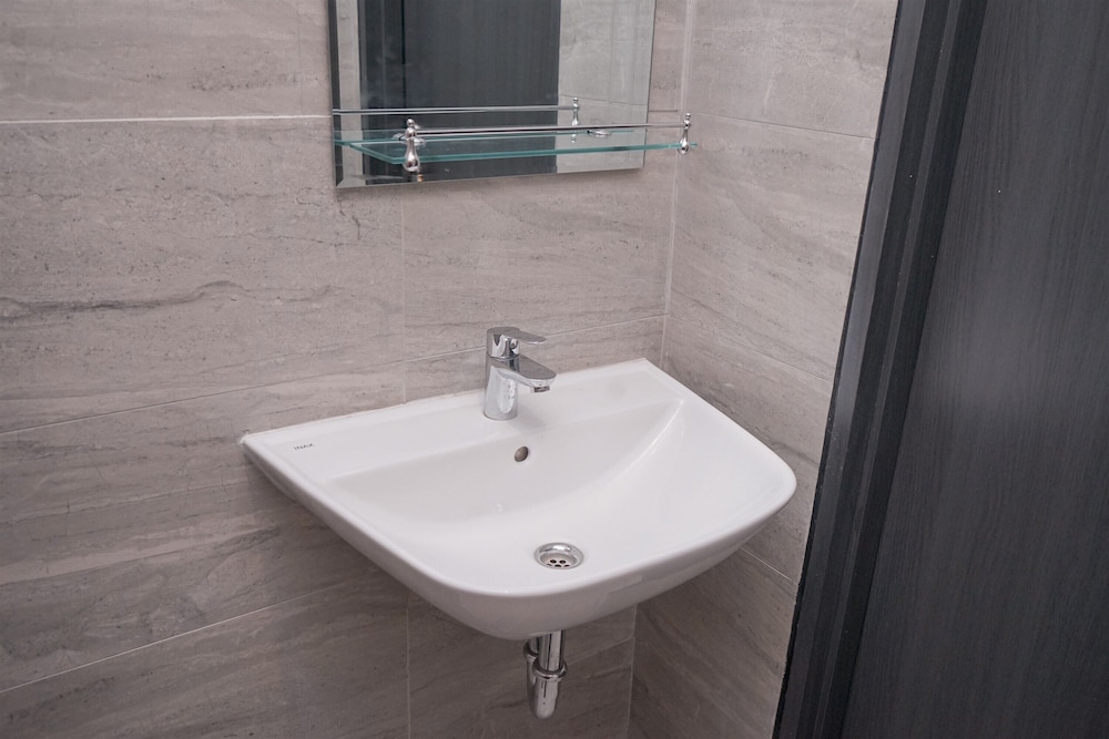 Modern Style and Homey Studio Apartment Collins Boulevard