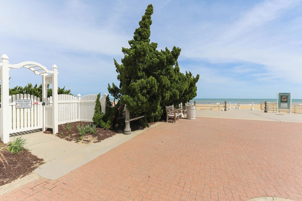 Exclusive Beach Access: VA Beach Studio Condo!