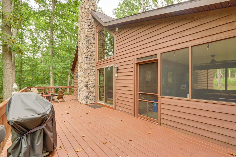 Great Cacapon Mtn Cabin w/ Private Hot Tub + Views