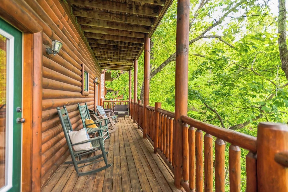 Resort Cabin w/ Hot Tub, Pool Table, Deck Views Summit View Way by Avantstay