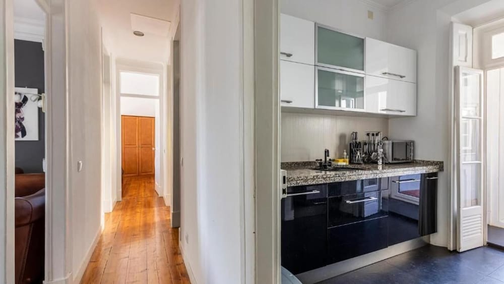 Modern 2-bed Apartment - Heart of Downtown Lisbon