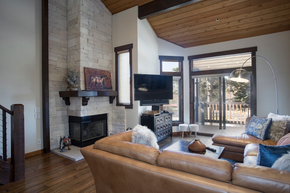 Ridgepoint at Deer Valley Resort - Three Bedroom Condo with Hot Tub #126 3 Condo