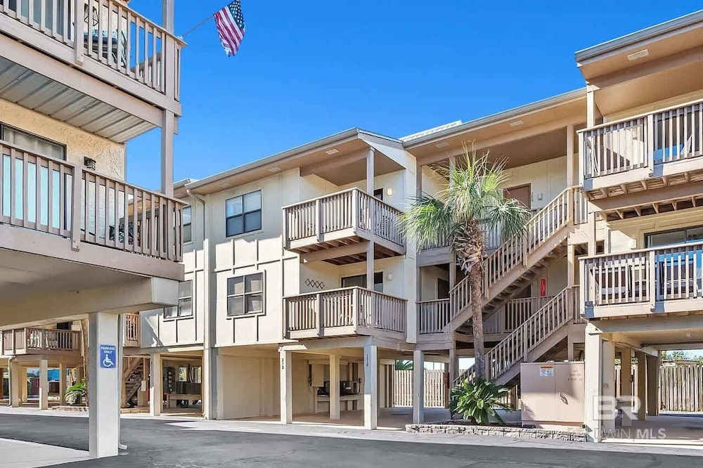 1 bed Beach Pools Waterfront Boating Palmaway