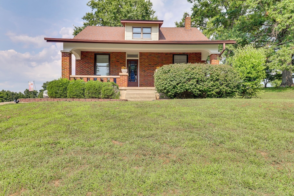 14 Mi to St Louis: Dog-friendly Columbia Home