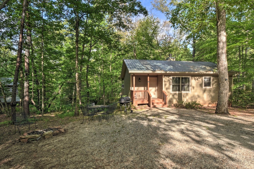 The Wishing Well Cabin w/ Pool Table & Firepit! view 2