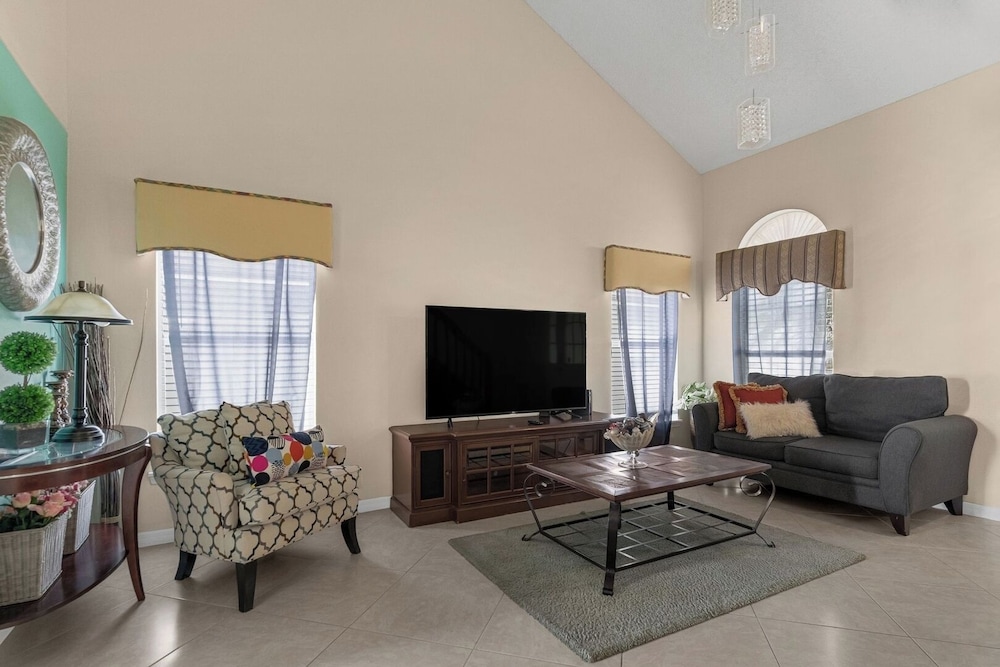 Comfortable 4BR Getaway: Wifi & Parking Included