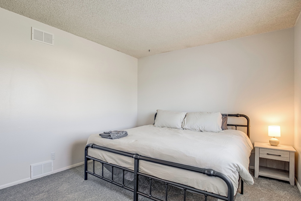 Explore Red Rocks & Green Mtn: Townhome w/ Pool!