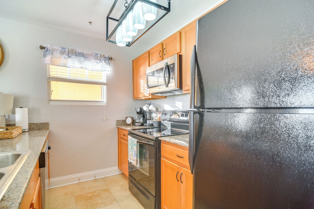 Short Walk to Bay & Ocean: Treasure Island Condo