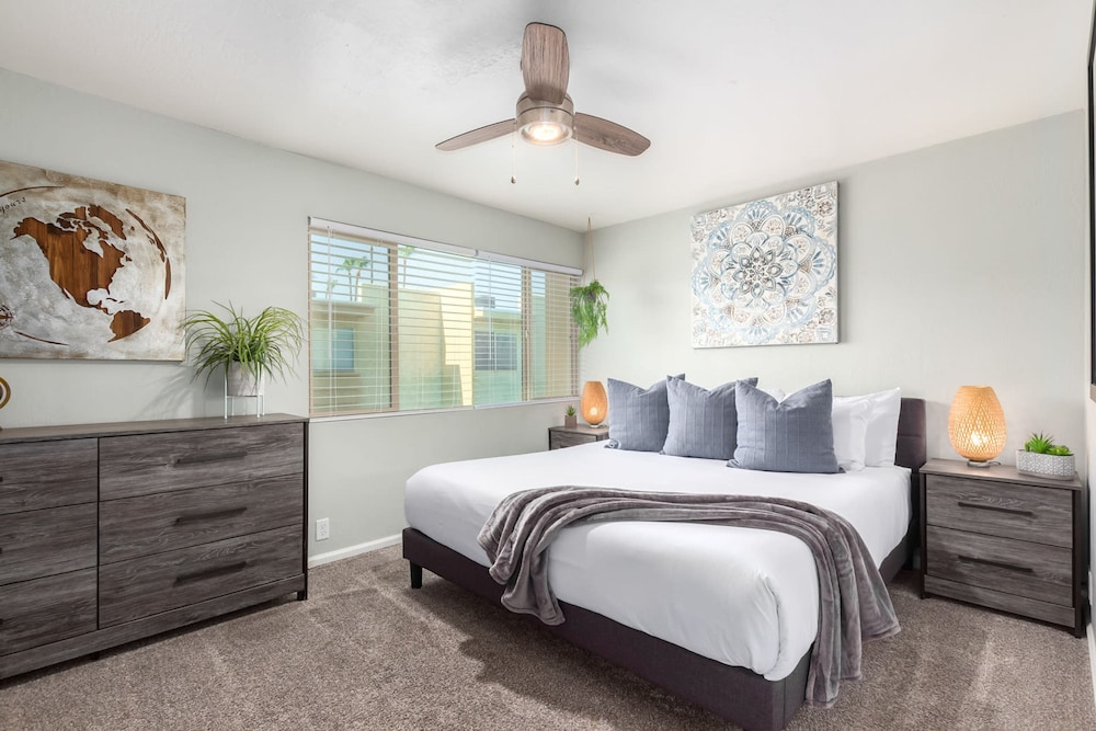 Rustic Modern Townhouse Old Town 4 Heated Pools