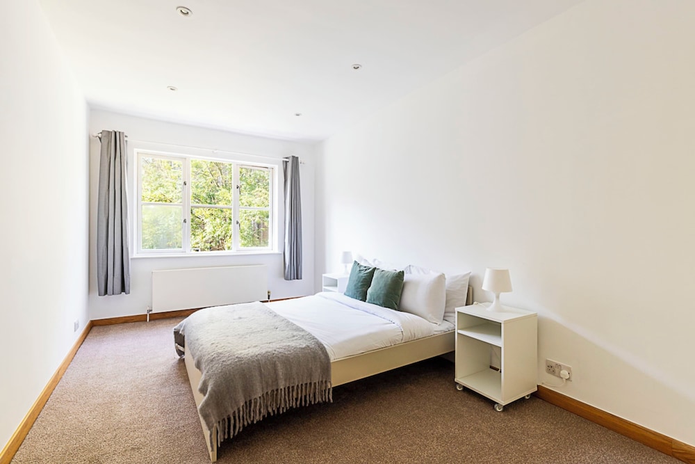Sleek and Contemporary House in Battersea