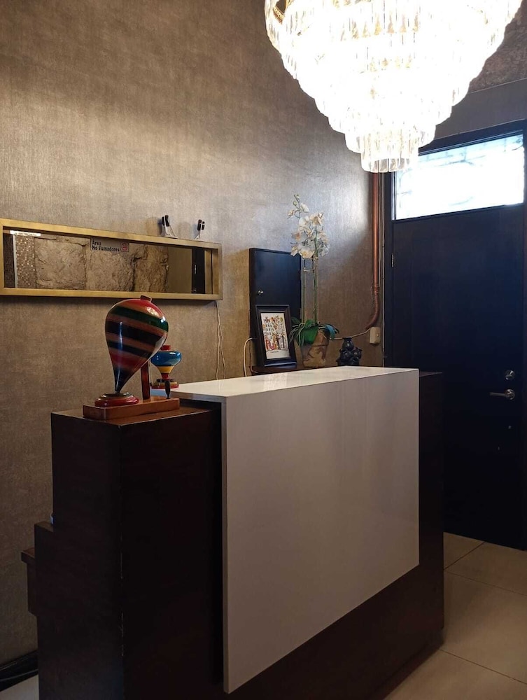 Adhoc Boutique Barrio Antiguo