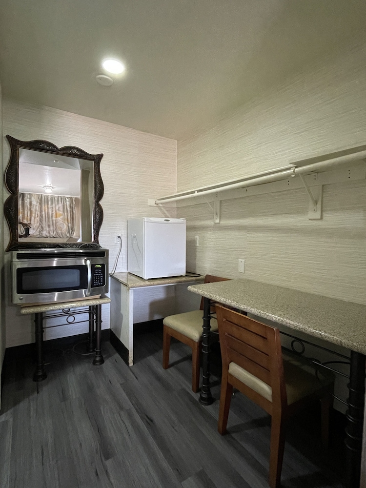 Crown Motel