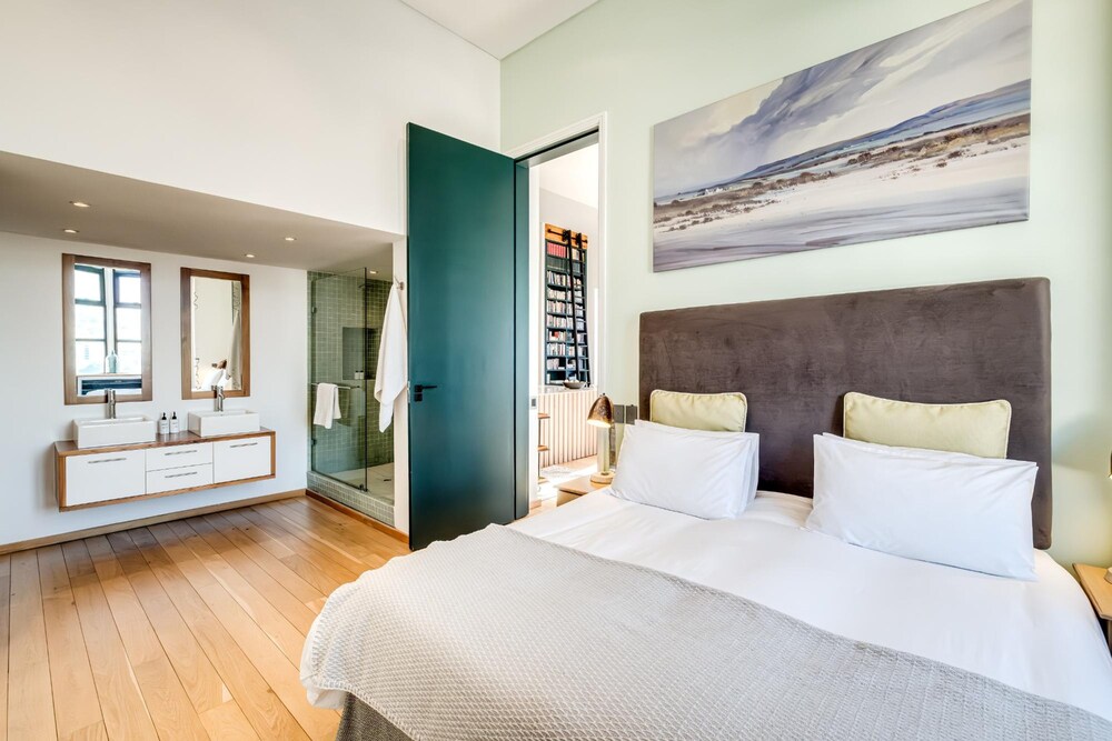 Contemporary 2bed in Art Deco Heritage Site Elevea