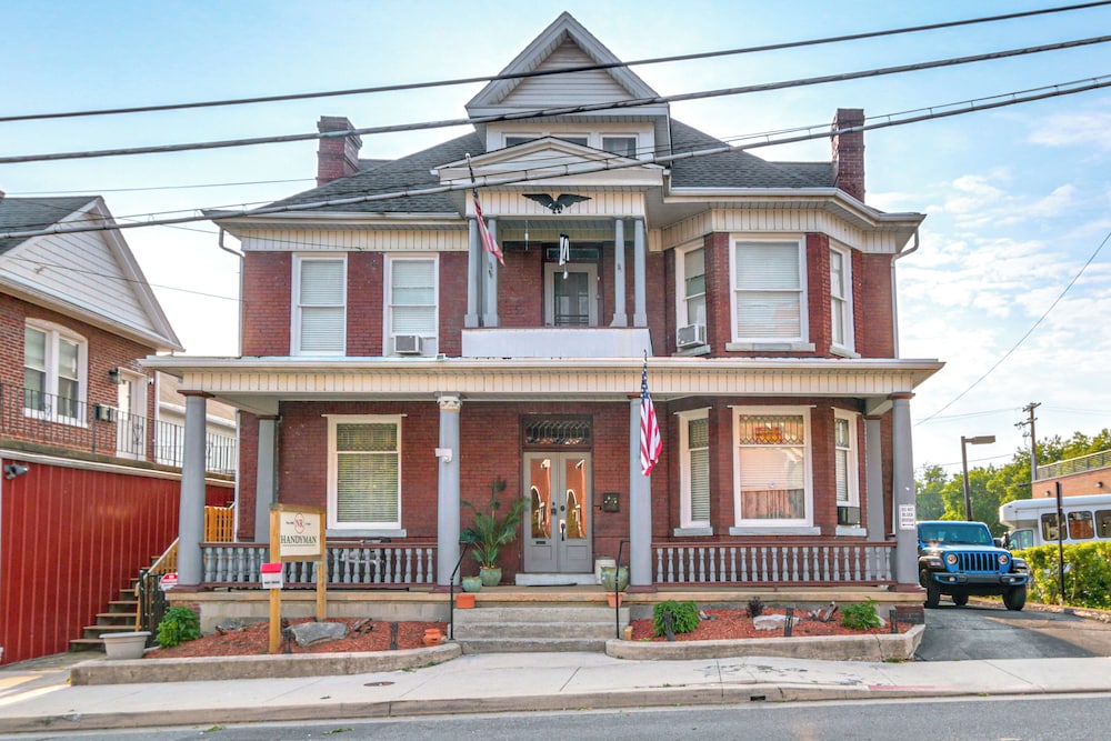 1 Mi to Dtwn Cumberland: Historic Apt w/ Patio!