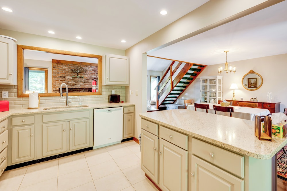 Near Skiing & Hiking! North Conway Gem w/ Balcony