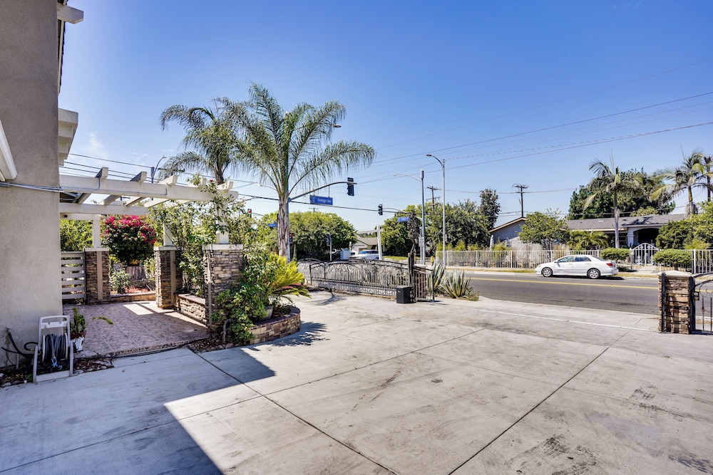 3 Mi to Disneyland: Home w/ Hot Tub + Game Room