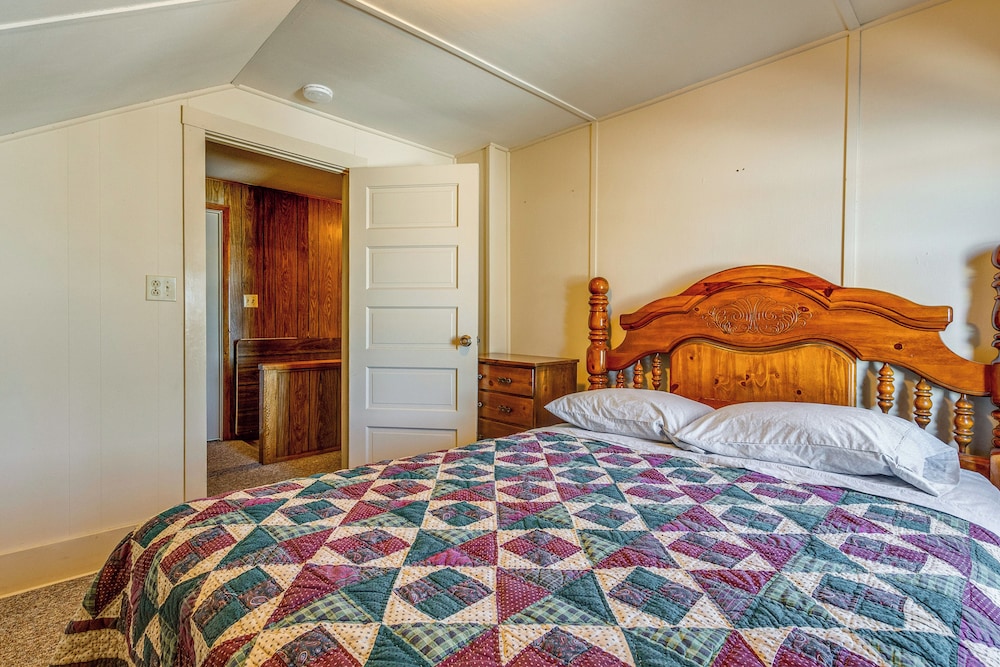 Lakefront Cabin w/ Shared Beach in Cecil!
