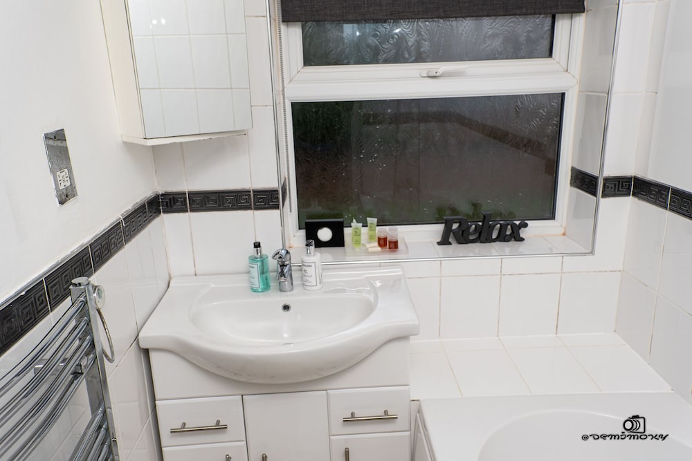 Walsall Vacations - Cosy Home With Private Parking - Property Image 14