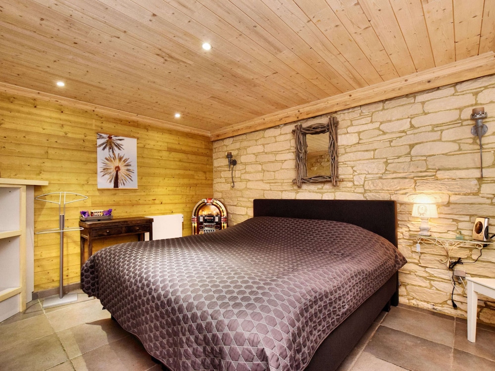 Luxurious Holiday Home with Hot Tub & Sauna in Houffalize view 2