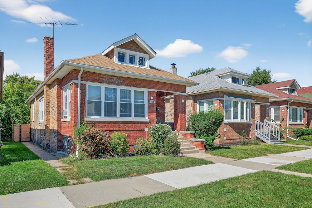 Chicago Getaway With Pool Table & Modern Comfort 3 Bedroom Home