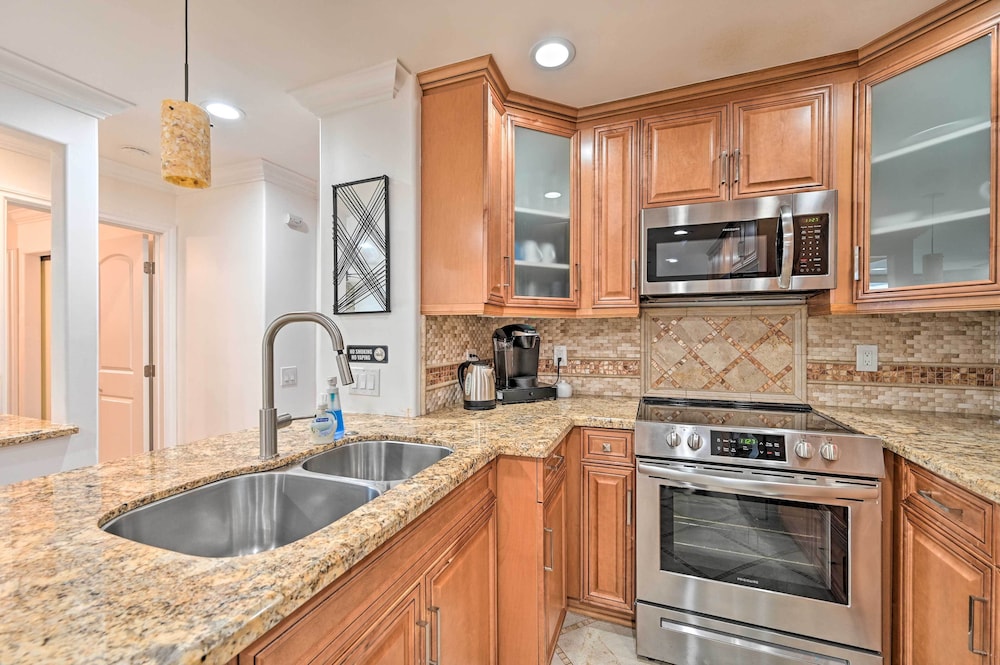 Beachfront Oceanside Condo w/ Amenity Access!