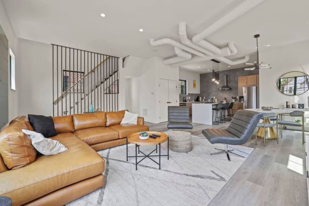 Work Of Art -3 Bedroom Elegant Townhome-columbus