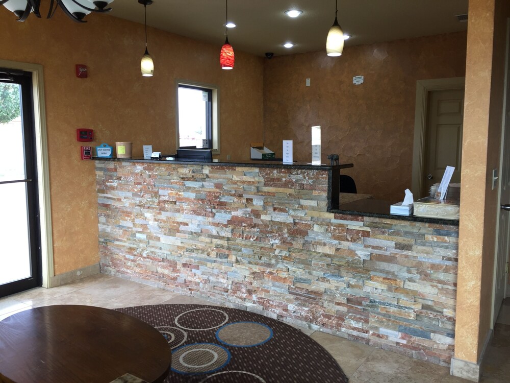 Pearsall Inn & Suites