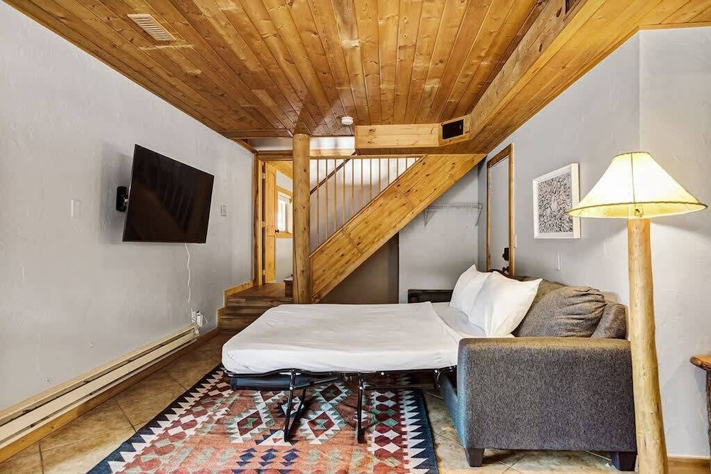 Private Luxurious Cabin w spa Near Breckenridge