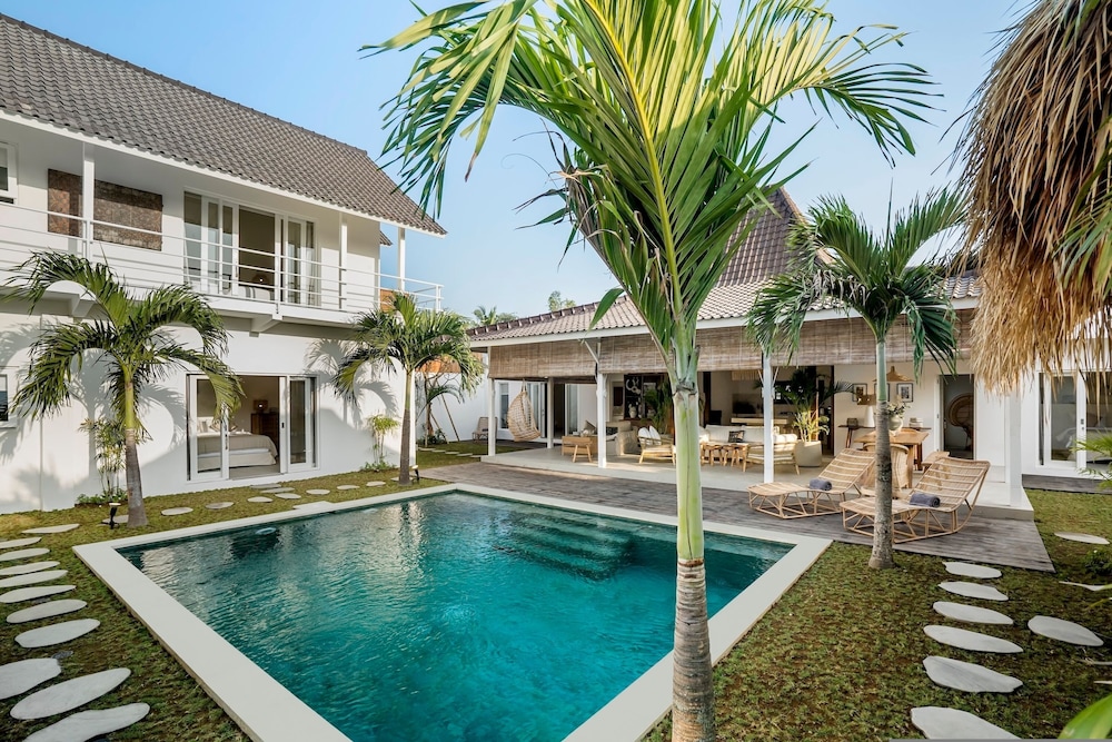 A Casa Di Renucci by Alfred in Bali - Brand New Stunning 5BR Villa Near Seminyak Beach