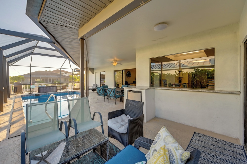 Walk to the Beach! Canal-front Marco Island Home