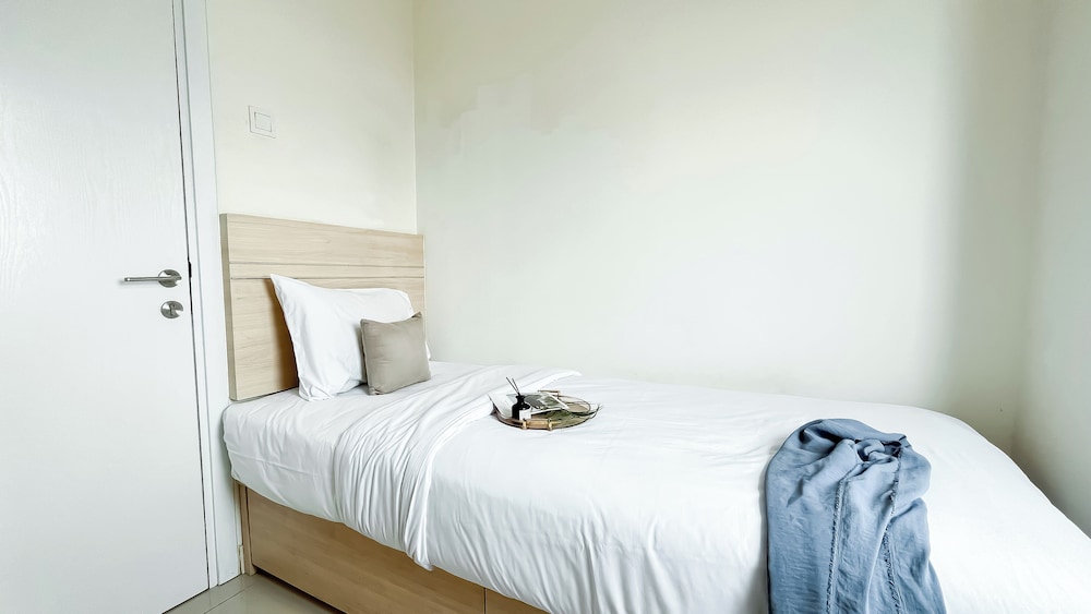 Restful And Homey 2Br At Green Pramuka City Apartment