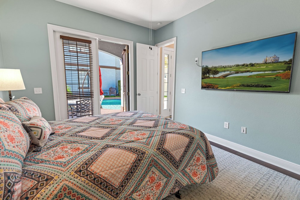 Inviting 5BR Villa in Reunion Resort