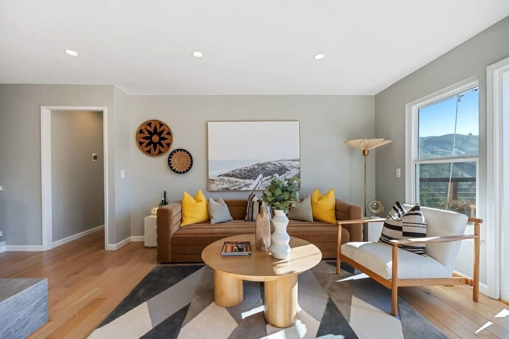 @ Marbella Lane - Chic Abode W/mountain Skyline