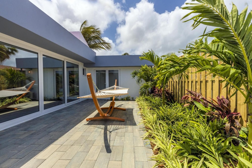 Luxurious Oasis Mins to Beach King Beds Pool