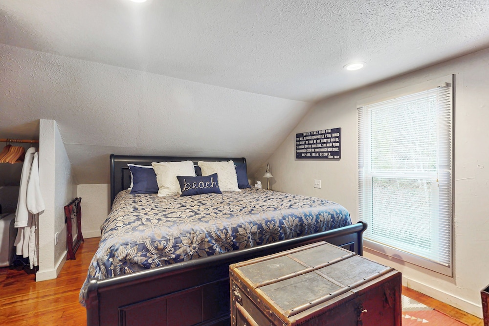 3 BR Cozy Cottage: w/ Hot Tub & Wifi
