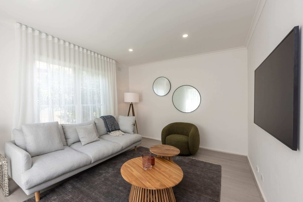 Elegant 2-bedroom House in Prahran w/ Parking!