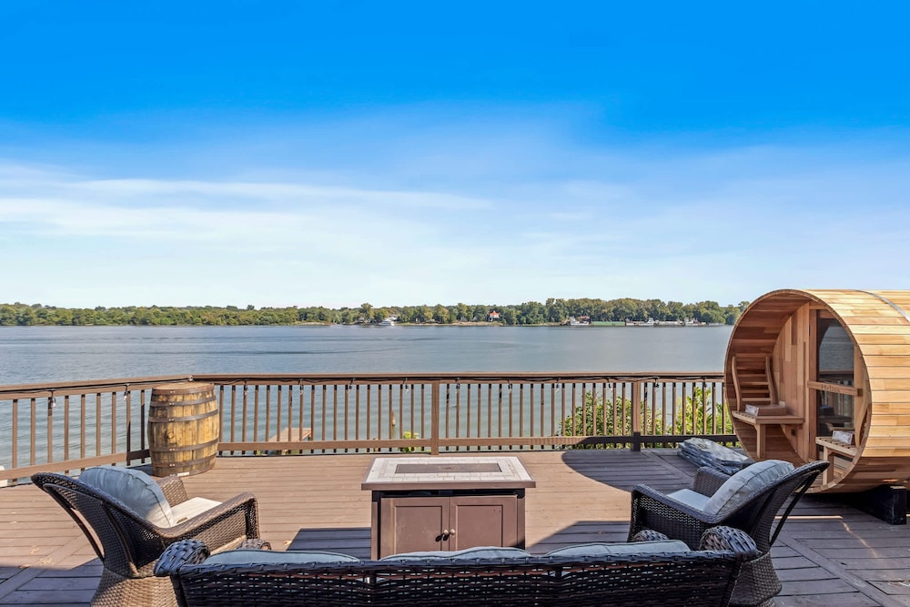 Renovated River Home Hot Tub Sauna Game Room